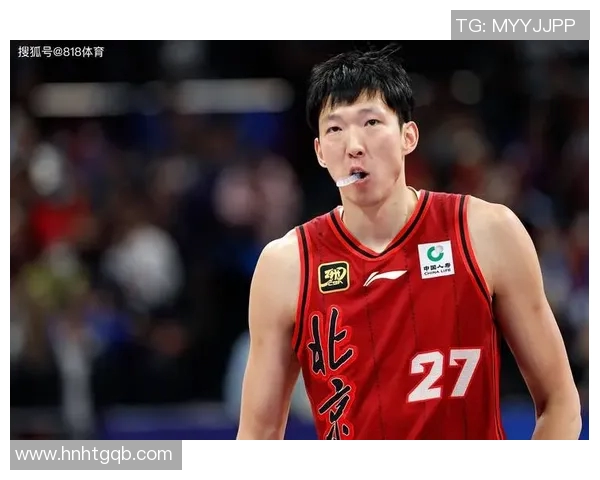 周琦在赛场上的精彩盖帽瞬间展现防守实力引发球迷热议